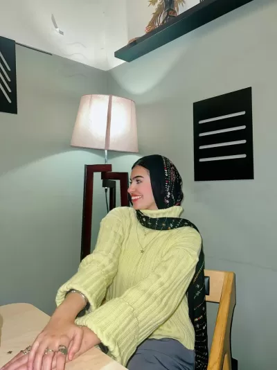 اقوم بالكتابة والترجمة 